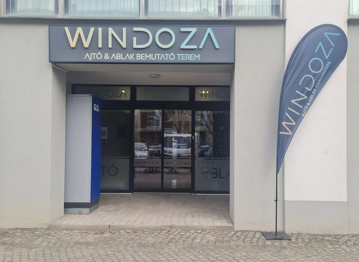 Windoza szegedi üzlete kívülről, cégtáblával és kirakattal.